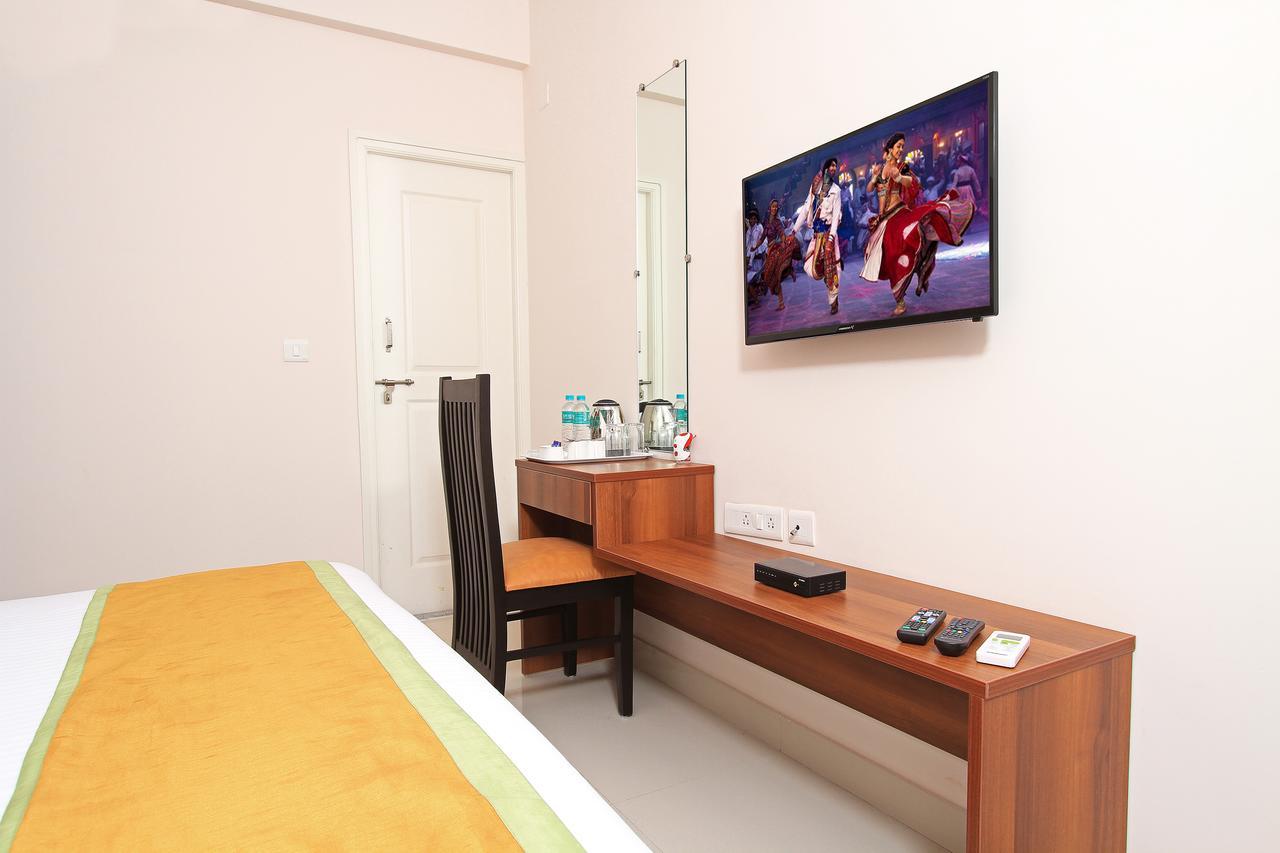 Arra Suites Kempegowda Airport Hotel Бангалор Екстериор снимка